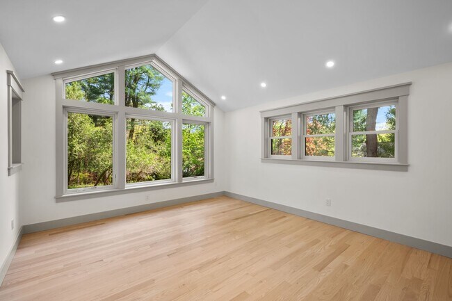 Building Photo - Modern Farmhouse 3 Bedroom 3.5 Barhroom