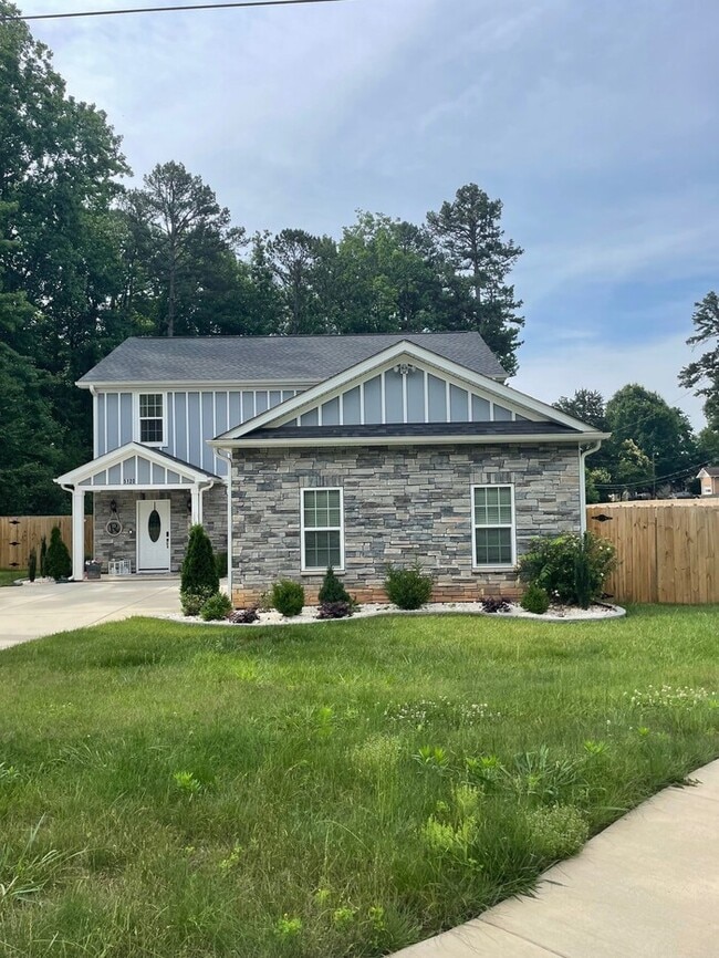 Building Photo - Beautifully Furnished 4-Bedroom Home with ...