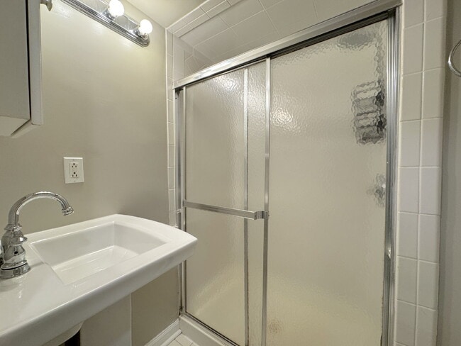 Building Photo - Charming Reston Townhome in a Prime Location