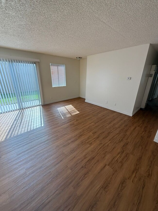 Building Photo - 3 bedroom, 2 Bath with a garage