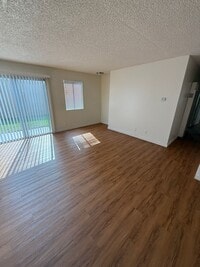 Building Photo - 3 bedroom, 2 Bath with a garage