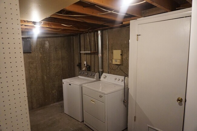 Building Photo - Bountiful 3 Bedroom 2 Bath Home