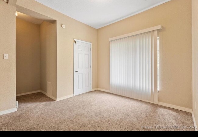 Building Photo - 806 S Osage Ave