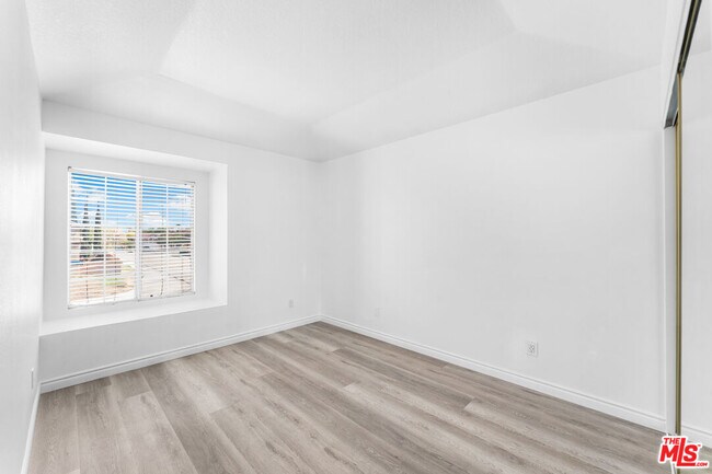 Building Photo - 37105 Zinnia St