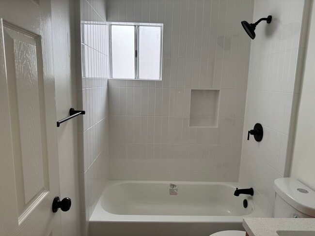 Building Photo - COMPLETELY REMODELLED 1 BEDROOM DUPLEX FOR LEASE!