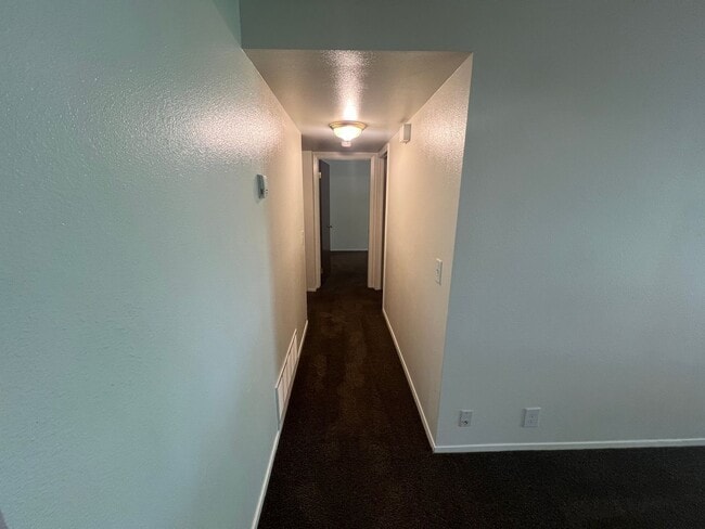 Building Photo - Spacious 2 bed/2 bath in Millcreek-**Move ...