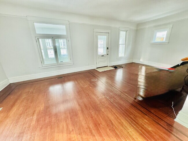 Building Photo - "Spacious 6-Bedroom Gem with Gleaming New Hardwood Floors in Minneapolis!"