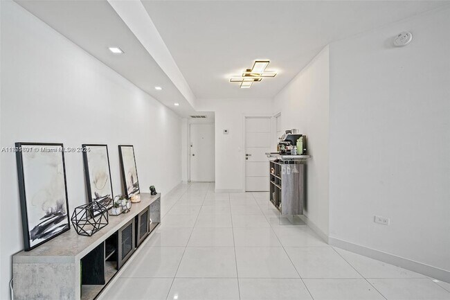 Building Photo - 999 Brickell Bay Dr