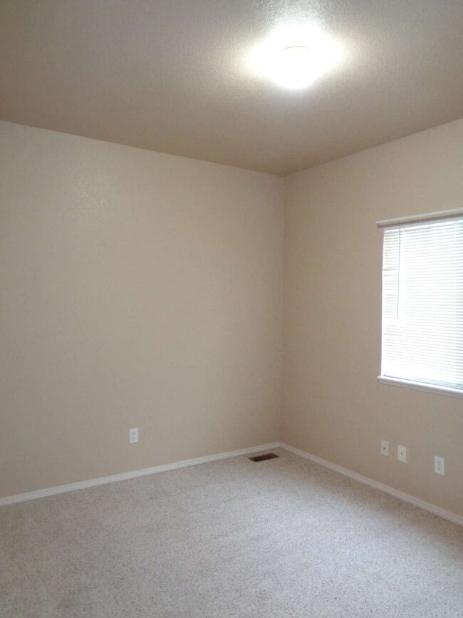 Building Photo - Super location close to shopping, schools,...