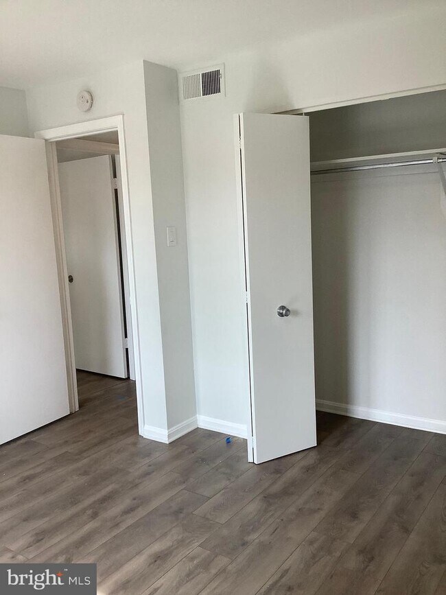 Building Photo - 12 Normandy Square Ct