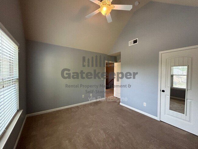 Building Photo - 124 Village Pl