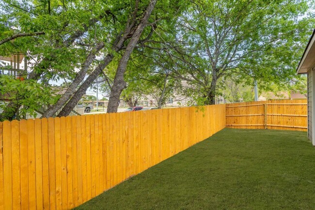 Building Photo - Stunning New Duplex Home in Seguin