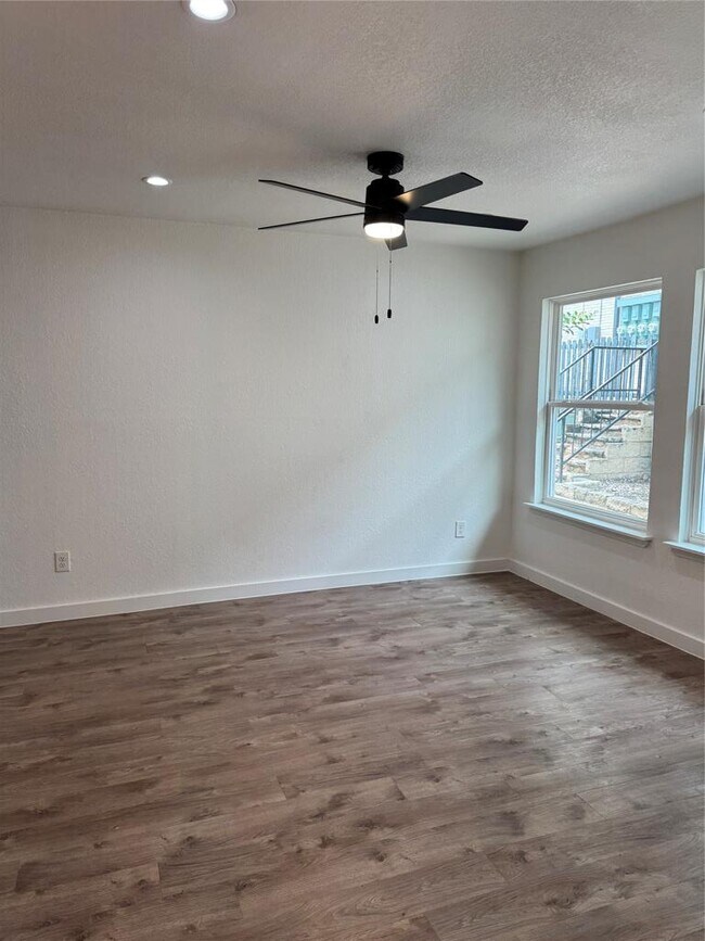 Building Photo - 2124 Burton Dr