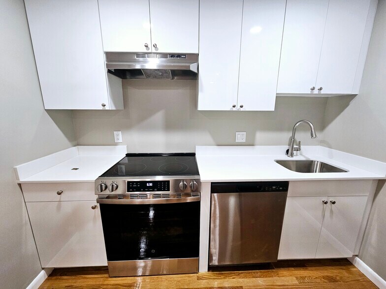 Building Photo - 44 Evergreen St