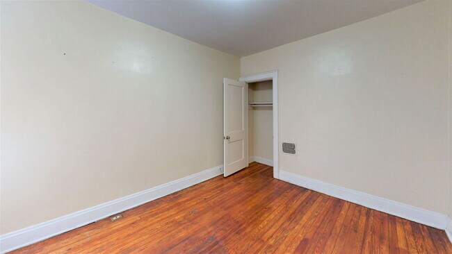 Building Photo - 1482 Summit St