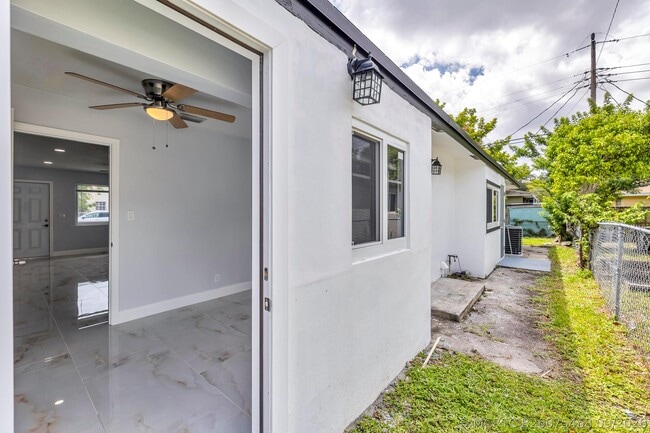 Building Photo - 800-802-802 SW 6th Ct