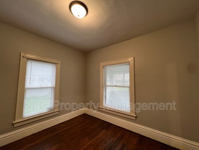 Building Photo - 3116 E 7th St