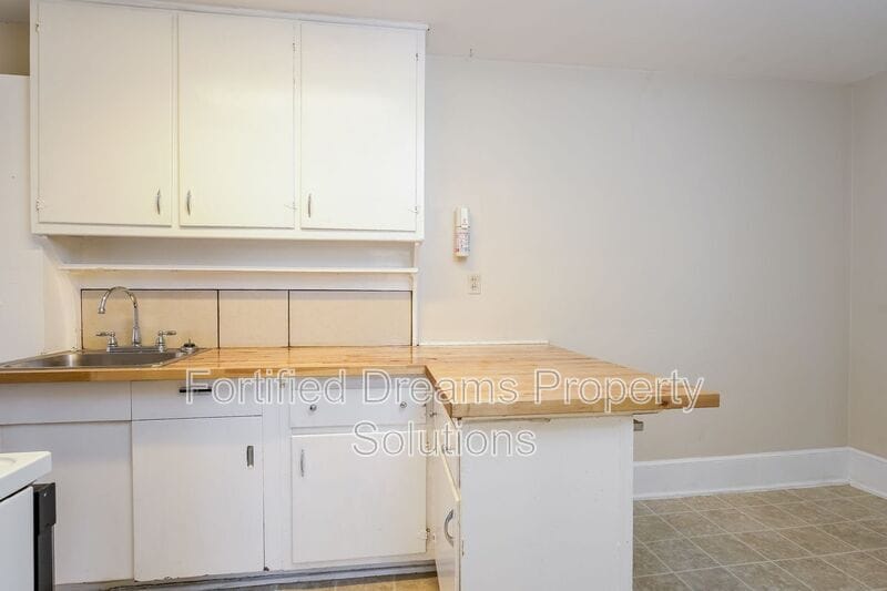 Building Photo - 400 S.Spring St