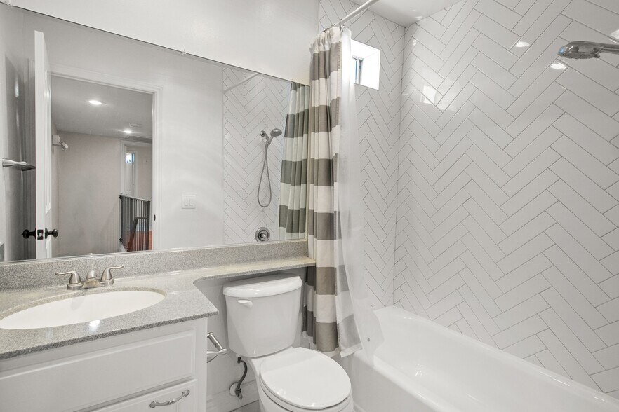 Building Photo - 321 W Dryden St