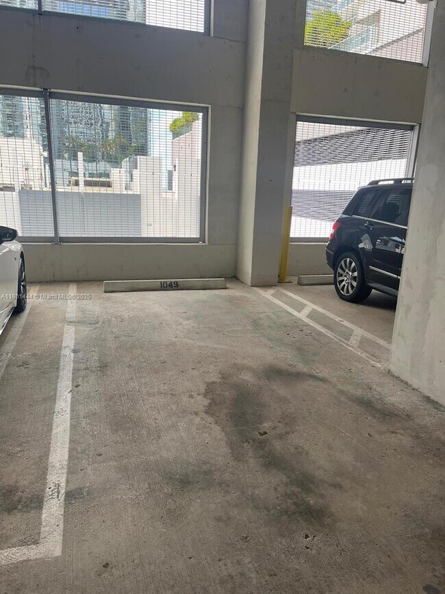 Building Photo - 1060 Brickell Ave