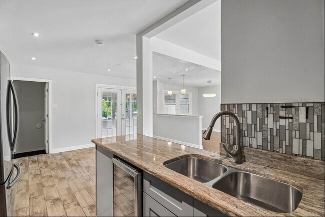 Building Photo - 840 W Arquilla Dr
