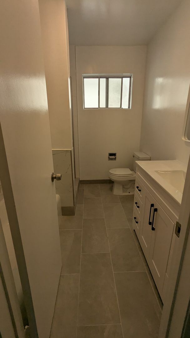 Building Photo - Beautifully Remodeled 2 Bed 1.5 Bath Santa...