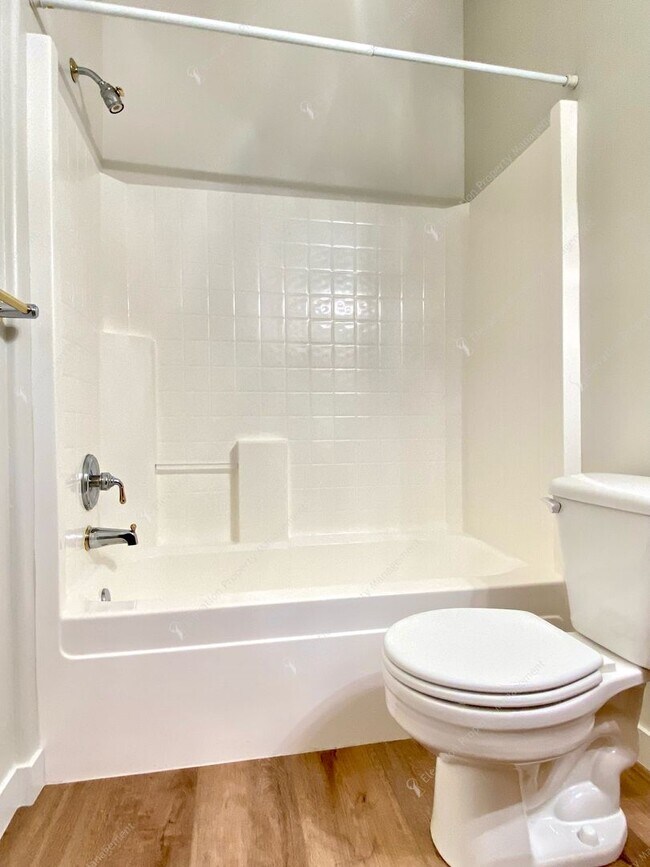 Building Photo - Beautiful, updated 3 BR on westside close to tons of recreation!