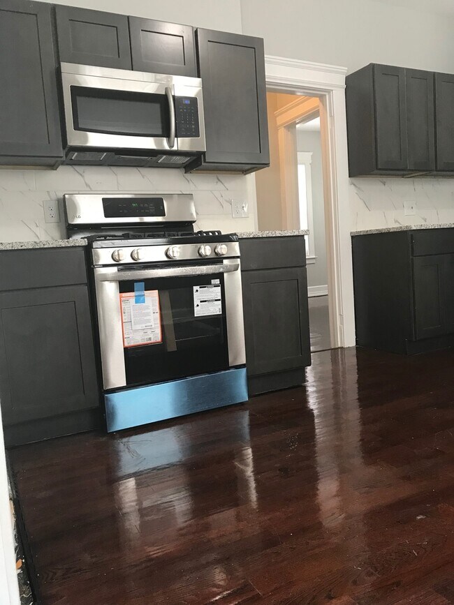 Building Photo - 211-211 Blake St