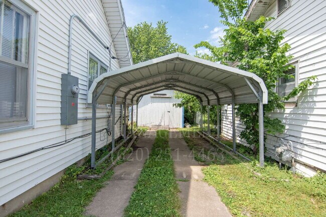 Building Photo - Cozy 2 Bed Home with Fireplace