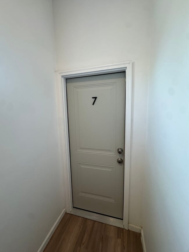 Building Photo - 839 S Jackson St