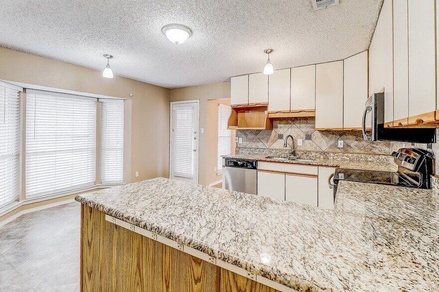 Building Photo - 1350 Greenbriar Ln