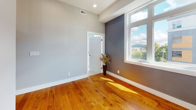 Building Photo - 8BR Townhome in Fort Sanders | Rooftop Dec...