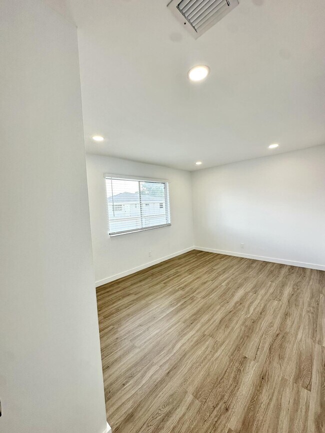 Building Photo - 102 E Tiffany Dr