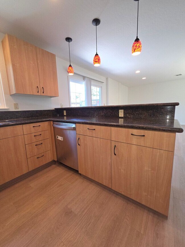 Building Photo - Fantastic 3 Bedroom, 2 Bath home in Santa Clara with upgrades galore!