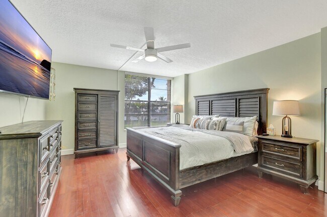 Building Photo - 14 Royal Palm Way