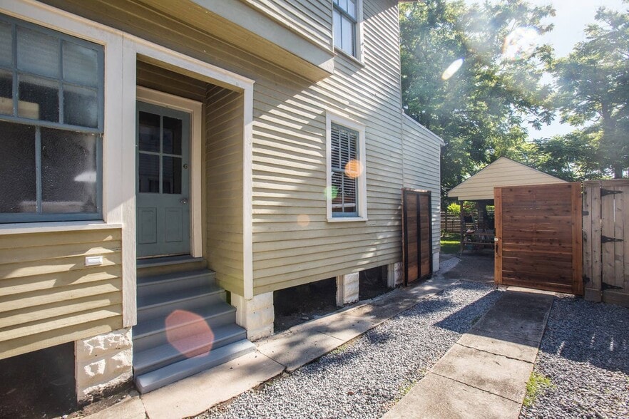 Building Photo - 2223 Soniat St