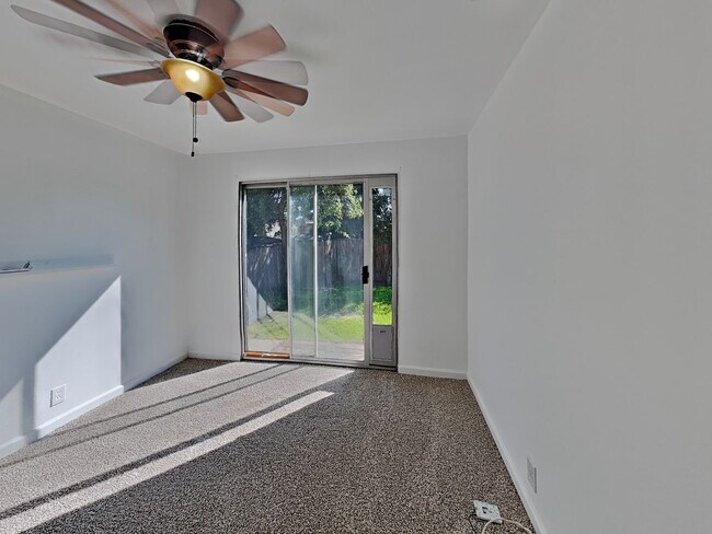 Building Photo - Holbrook Heights 3/2 Home Available Now!
