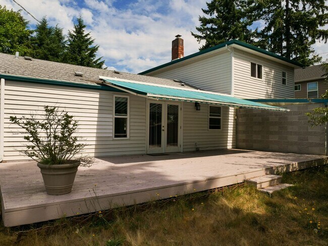 Building Photo - 621 NE 155th St