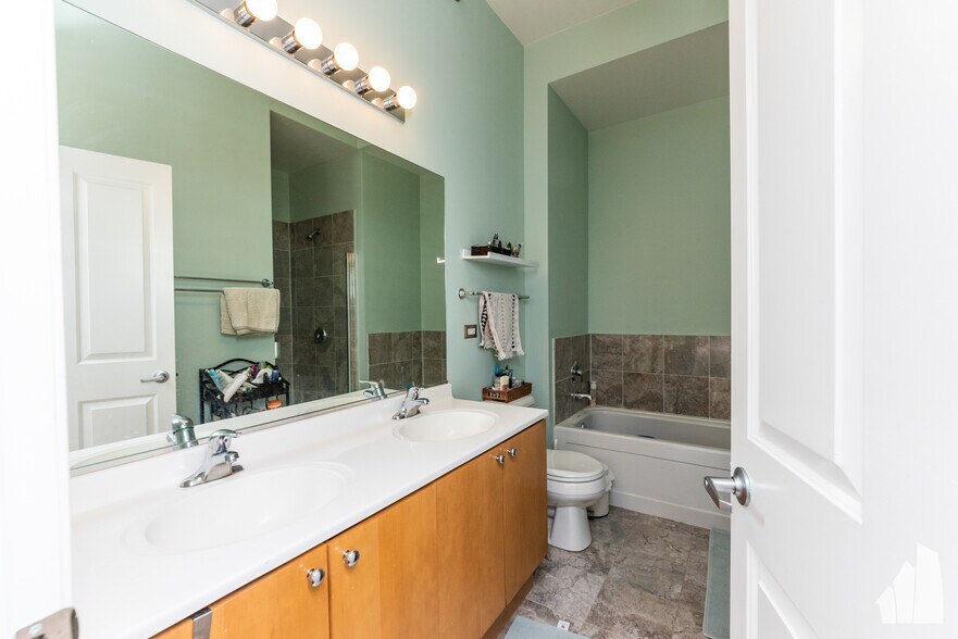 Building Photo - 1464 S MICHIGAN Ave