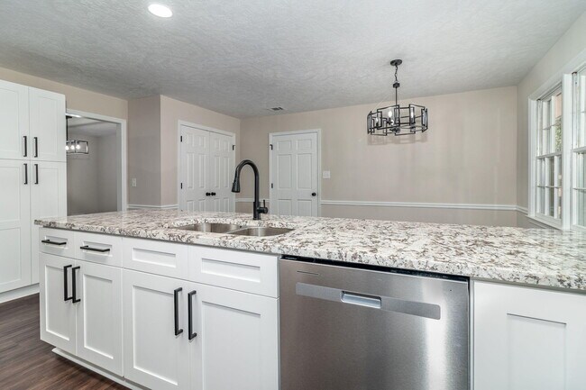 Building Photo - 4375 Lake Idylwilde Dr