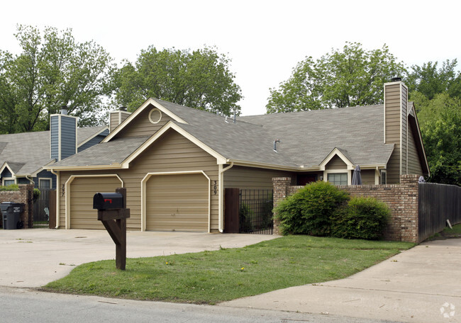 Building Photo - Glenpool Duplexes