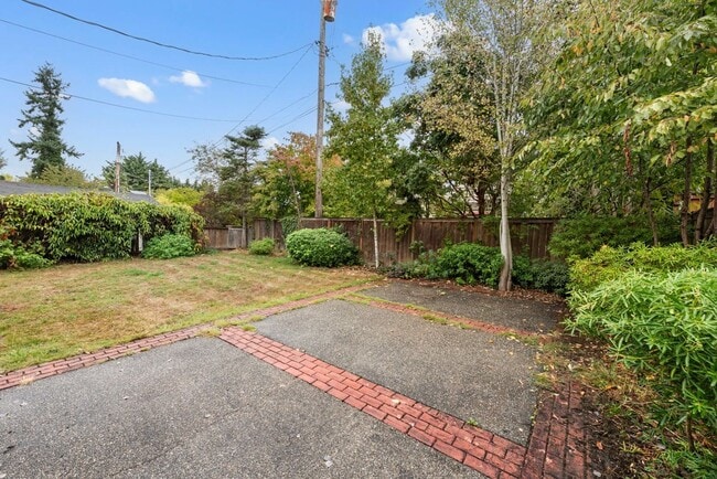 Building Photo - Nice 4-bed, 2-bath single-family home with air-conditioning near Hawthorne Hill in Seattle for rent!