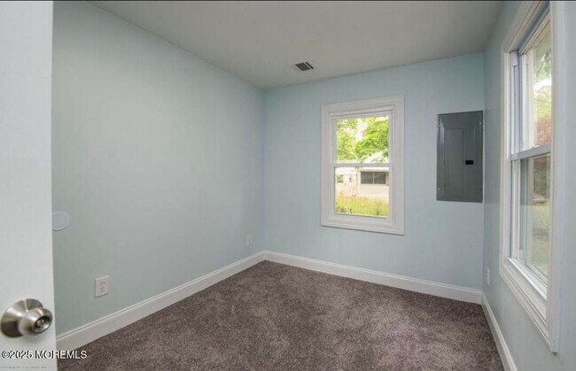 Building Photo - 27 Maida Ln