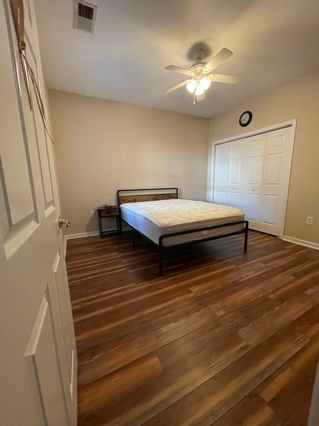 Building Photo - 2 bedroom 2 bath fully furnished 1st floor...