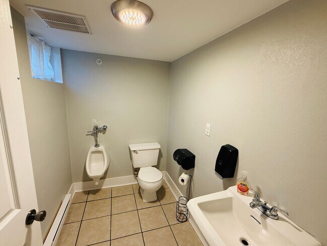Building Photo - West End Location, Perfect for Daycare Cen...