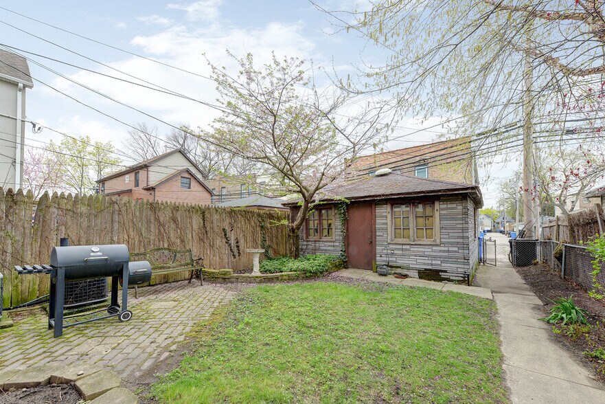 Communal Yard - 5344 N Ashland Ave