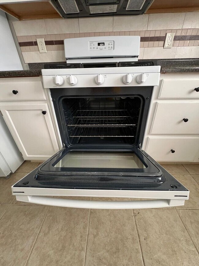 Building Photo - New 2 BR First Floor Condo in Wernersville, PA Available in June