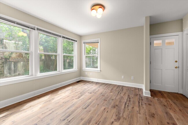 Building Photo - Harleston Village 3 Bed/2.5 Bath Gem Avail...