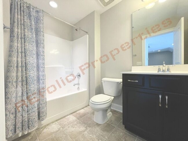 Building Photo - Beautiful 3 Bedroom Townhome with 3rd Floo...