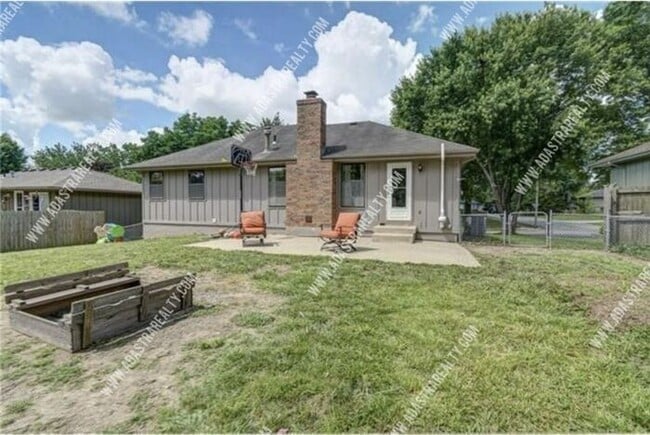 Building Photo - Gorgeous Blue Springs Home-Available in SEPTEMBER!!
